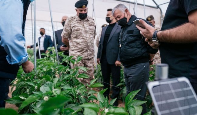 الملك في  الغمر : يتفقد  مشروعا زراعيا انموذجيا للجيش  ويدعو لتحويل الغمر الى قصة نجاح زراعيه