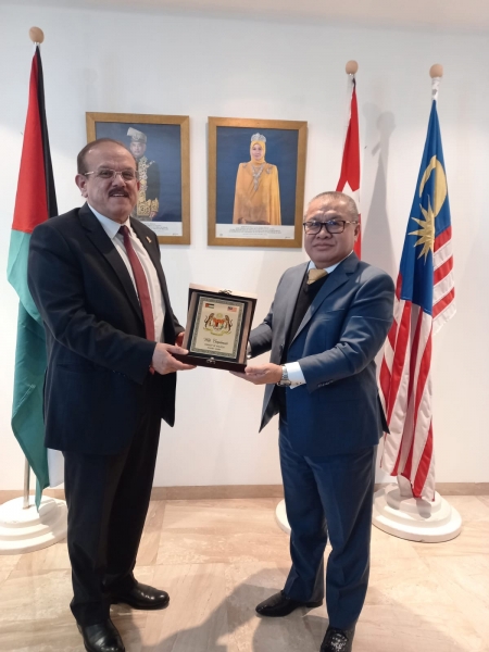 رئيس جامعة مؤتة يلتقي السفير الماليزي