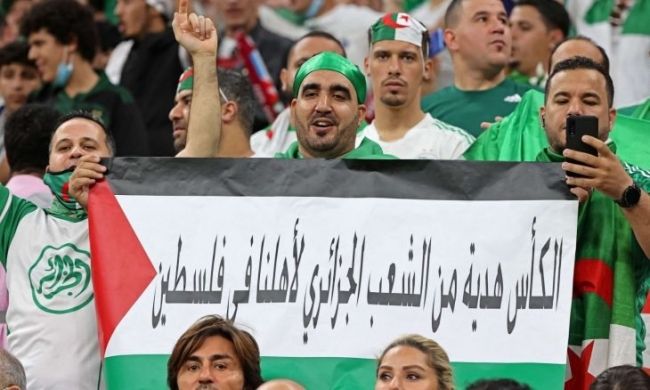 جزائريون يهدون فوز بلادهم بكأس العرب لفلسطين.. وفلسطينيون: “أنتم فخرنا” (تدوينات)