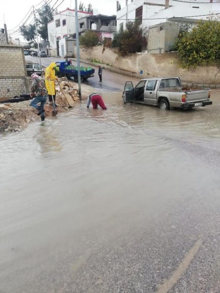 بالصور...البلديات تتعامل مع مداهمة مياه لمنازل وانهيارات وانزلاقات وتعطل شبكات صرف صحي