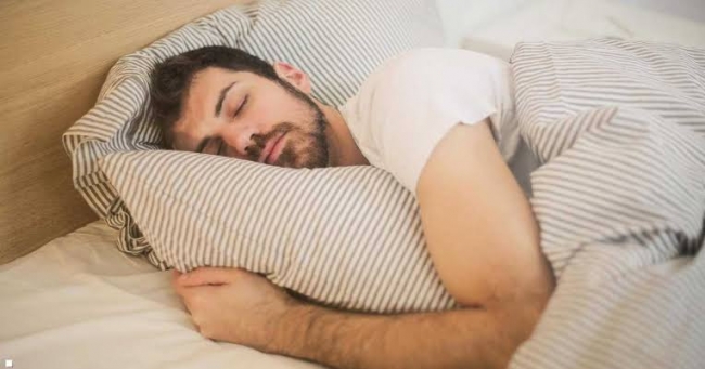 علميًا السكريات والدهون تؤثر بالسلب على النوم ودراسات توضح أفضل طريقة للنوم العميق