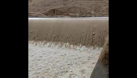 فيضان سد وادي شعيب - فيديو