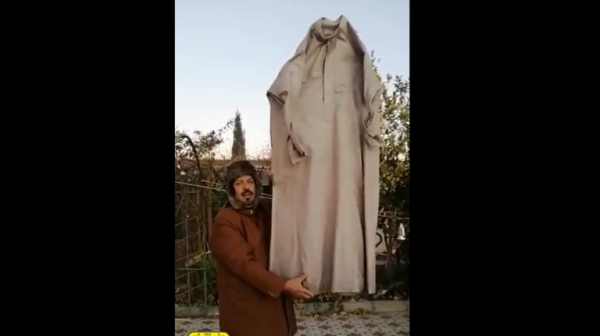 سعودي يوثق تجمد ثوبه من شدة البرودة فيديو