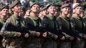 ذوات العيون الخضراء تتجهز لمواجهة روسيا .. فماذا تفعل النساء في جيش أوكرانيا وعلي الجبهة