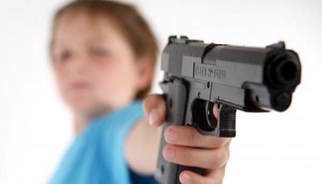 أمريكا طفل في الثالثة يقتل أمه بمسدس أبيه