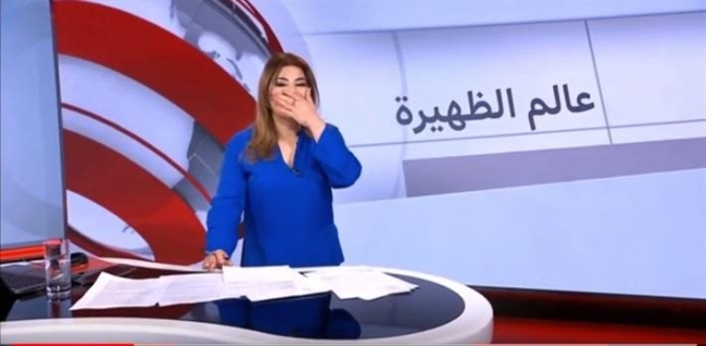 مذيعة نشرة الأخبار في بي بي سي تصاب بنوبة ضحك  فيديو