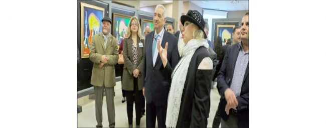 رئيس مجلس أمناء جامعة الشرق الأوسط يفتتح معرضًا فنيًّا تشكيليًّا