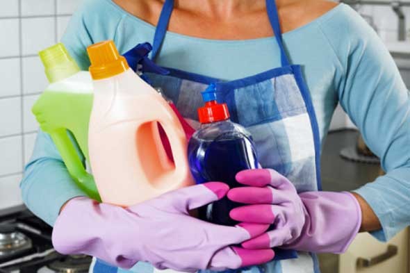 هام لربات المنازل : خبيرة تنظيف بريطانية  تنصح  : عمليات التنظيف  قد تلحق اضرارا كبيرة بكن وبمنازلكن