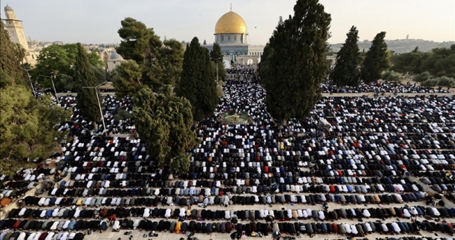 200 ألف فلسطيني أدوا صلاة العيد في المسجد الأقصى