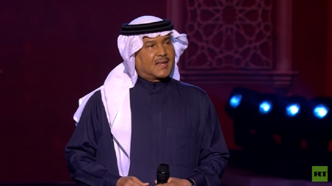 محمد عبده ينزع ثوب الخجل ويغازل مذيعة سعودية حسناء على الهواء  شاهد فيديو