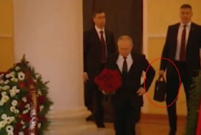 شاهد بالفيديو  :  الحقيبة النووية.. ترافق بوتين  وهو يلقي كلمته خلال العرض العسكري الضخم وسط موسكو