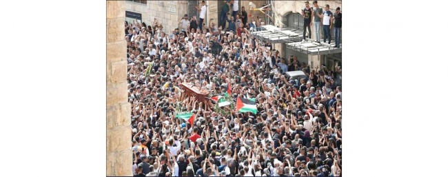 آلاف الفلسطينيين يشيعون جثمان الشهيدة شــيـريـن ابــو عـاقـلـة رغـم مـضـايـقـات الاحـتـلال