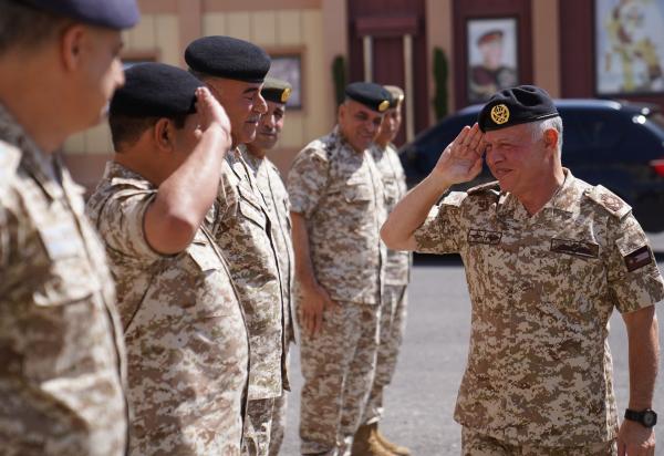 الملك يزور القيادة العامة للقوات المسلحة الأردنية الجیش العربي