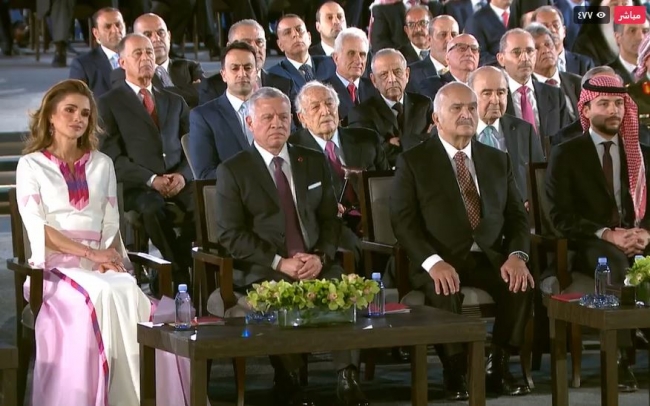 بالصورة...ما سر الشنطة التي حملتها جلالة الملكة رانيا العبدالله في يوم الاستقلال!