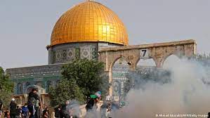 فلسطين.. حالة من التوتر واستخدام لقنابل الصوت في باحات المسجد الأقصى