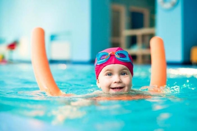 4 خطوات لحماية شعر الأطفال من أضرار مياه حمام السباحة