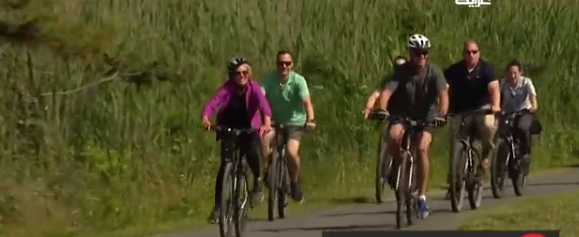 بالفيديو  تعرض الرئيس الأميركي جو بايدن للسقوط من دراجته