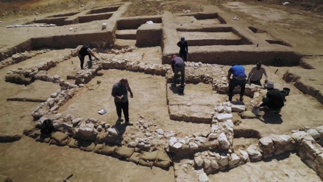 الكشف عن مسجد ريفي قديم ونادر يزيد عمره عن 1200 عام بالنقب