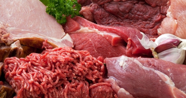 خطأ يرتكبه مُعظمنا غسل اللحوم قبل طهيها أو تخزينها قد يصيبك بالتسمم