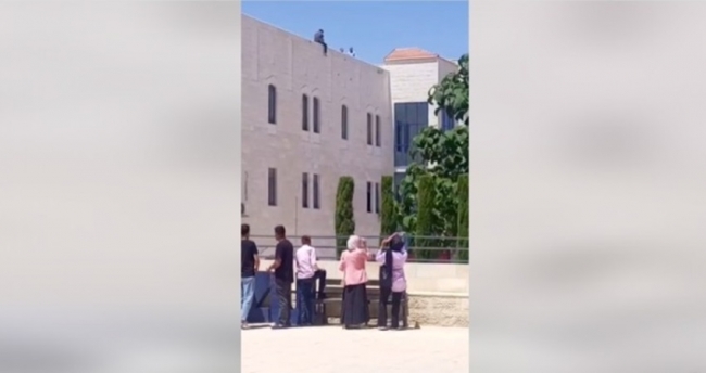بالفيديو.. طالب يحاول الانتحار بجامعة الزرقاء