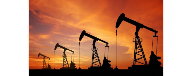 النفط يتراجع متأثرا بمخاوف الطلب وزيادة الإمدادات