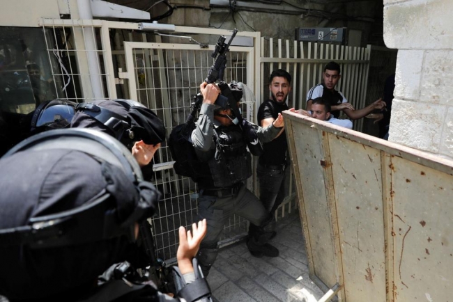 الاحتلال يحتجز أربعة شبان ويعتدي عليهم في الخليل