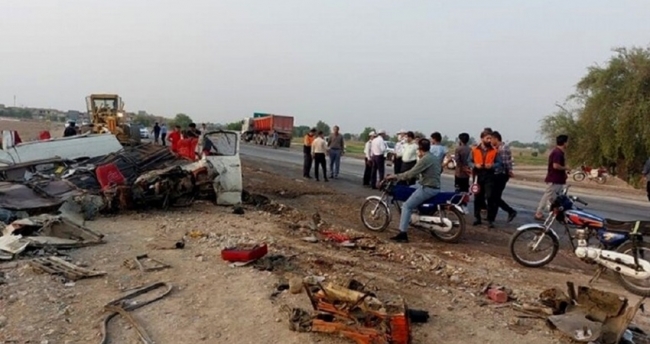 16 قتيلا جراء اصطدام شاحنة بحافلة صغيرة في إيران