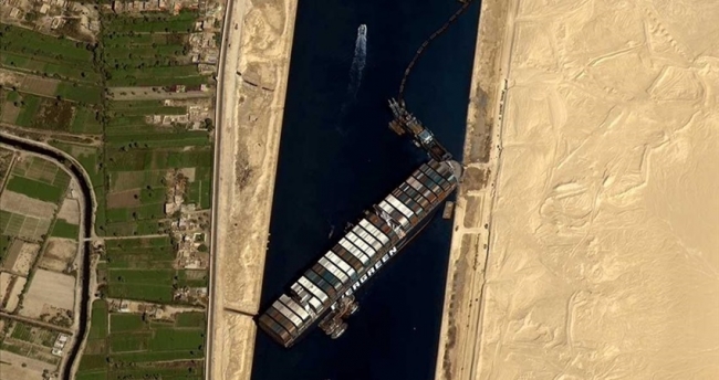 قناة السويس تكشف أسباب جنوح سفينة ضخمة في القناة