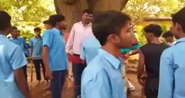 طلاب هنود يربطون أستاذ رياضيات بشجرة ويضربوه