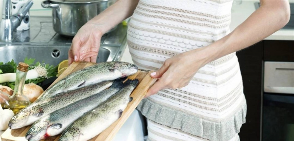 هل تناول الأسماك خلال الحمل يضرّ بالجنين وبأمه؟
