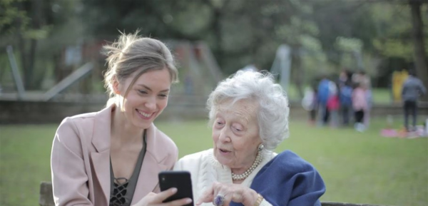 طريقة لإشراك كبار السن بالعالم الرقمي