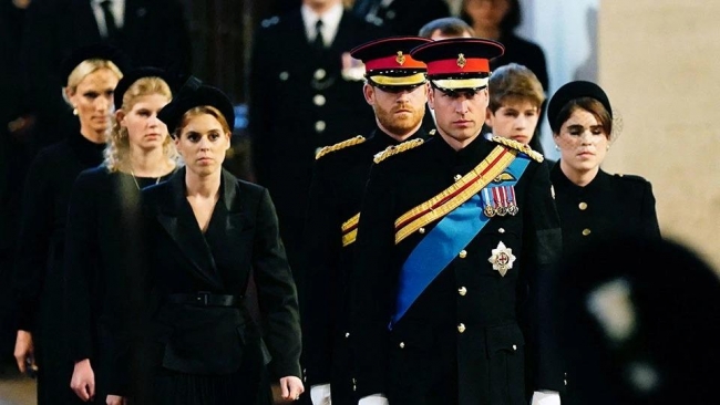 الأمير هاري بالزي العسكري كاستثناء .. ويبكي خلال مراسم وداع الملكة إليزابيث