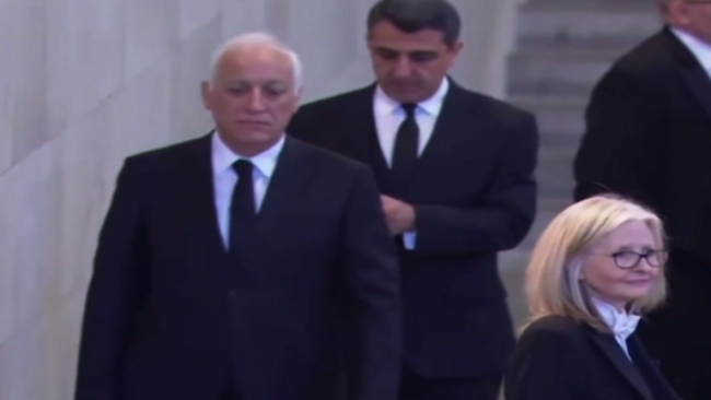 لحظة انتهاك رئيس أرمينيا أعراف وداع الملكة إليزابيث