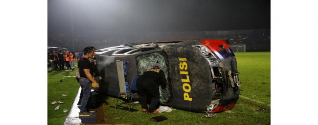 رئيس إندونيسيا يأمر بإيقاف الدوري بعد وفاة 129 مشجعا