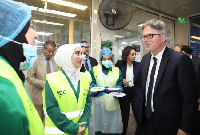 السفير الفرنسي في الأردن يلتقي بخريجي تنمية في مصانع الدرة في إربد