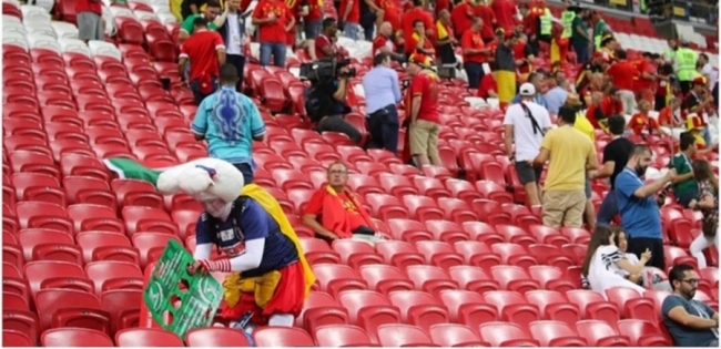 من كوكب آخر  تصرف غريب من جمهور اليابان في ملعب افتتاح مونديال قطر