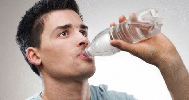 العلماء يحددون الكمية المثالية لشرب الماء للرجال والنساء