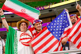في سابقة عالمية  : ايرانيون يحتفلون  بهزيمة فريق بلادهم  امام امريكا  .( فيديو )