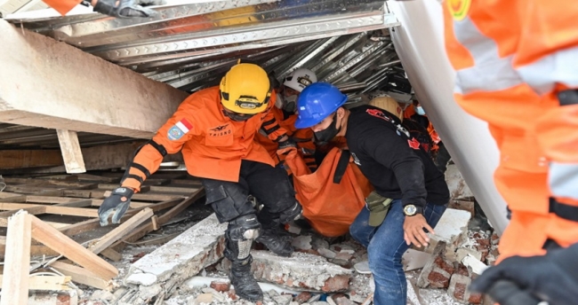 زلزال بقوة 6.4 درجات يضرب جاوة الغربية في إندونيسيا