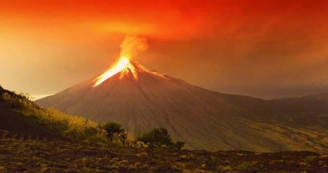 ثوران بركان سيميرو في إندونيسيا والسلطات تحذر السكان من الاقتراب