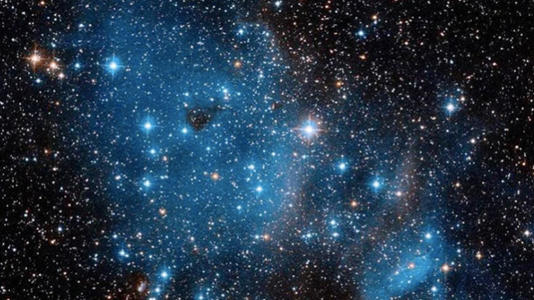 تلسكوب هابل يلتقط صورة مذهلة لعنقود نجمي متلألئ عمره 10 ملايين عاماً