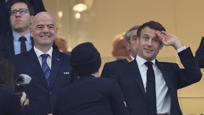 الرئيس الفرنسي ينضم لاحتفالات لاعبي الديوك في غرفة تبديل الملابس ولم ينس أسود الأطلس
