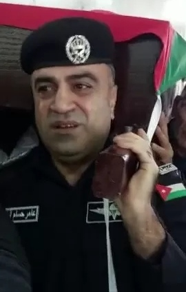 العقيد عامر السرطاوي يحمل نعش ابن دورته شهيد الوطن العقيد الدكتورالدلابيح