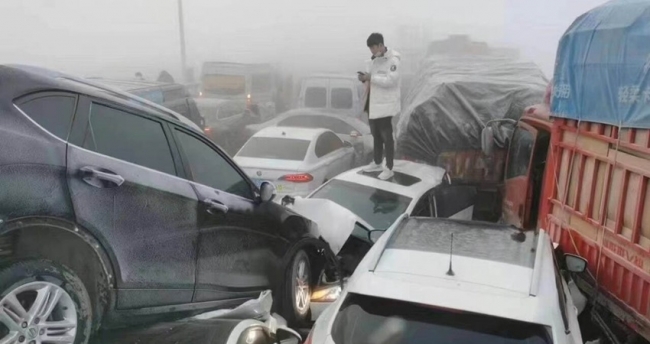 اصطدام أكثر من 200 سيارة في حادث سير في الصين بسبب الضباب