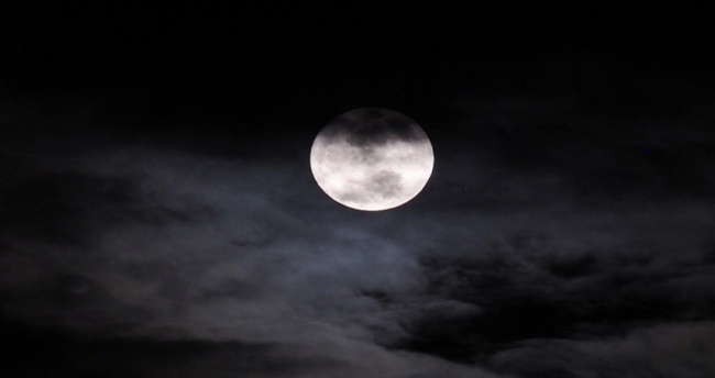 نهاية الأسبوع سيظهر قمر الذئب الأول لهذا العام مع بلوغ القمر أوجه