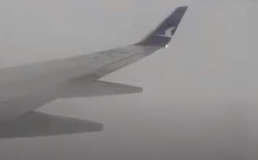 بالفيديو  صاعقة تضرب طائرة ركاب أثناء هبوطها