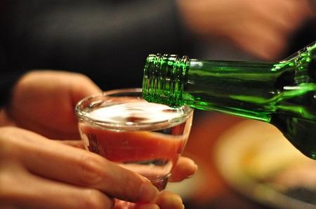 وفاة 4 ليبيين وإصابة آخرين تسمّموا بكحول مغشوش