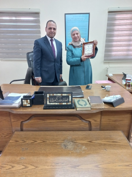 قاضي محكمة بلدية الزرقاء يكرم موظفة بعد تقاعدها