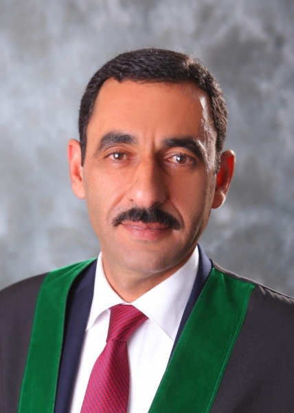 الإعلامي محمد الكعابنه يهنئ الدكتور نزار مهيدات بحصوله على درجة البكالوريوس في تخصص القانون بتقدير أمتياز