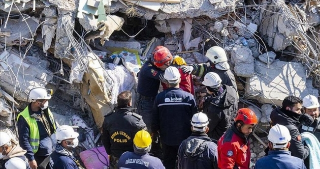 زلزال تركيا.. اضطرا لإلقاء أبنائهما من النوافذ لإنقاذهم من الموت